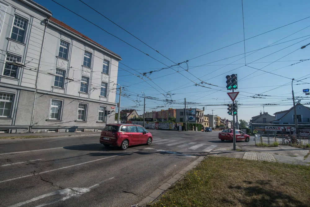 Křižovatka ulice Oskara Nedbala, Jaromíra Boreckého a Husovy třídy v Českých Budějovicích.