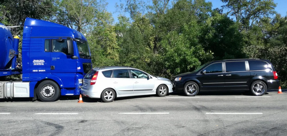 Tři dopravní nehody uzavřely silnici 603 mezi Chotýčany a Borkem.