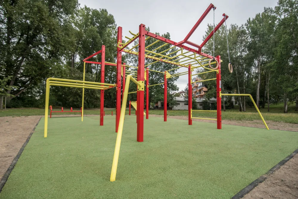 Budějce mají první workoutové hřiště. otestoval ho Lukáš Zetek.