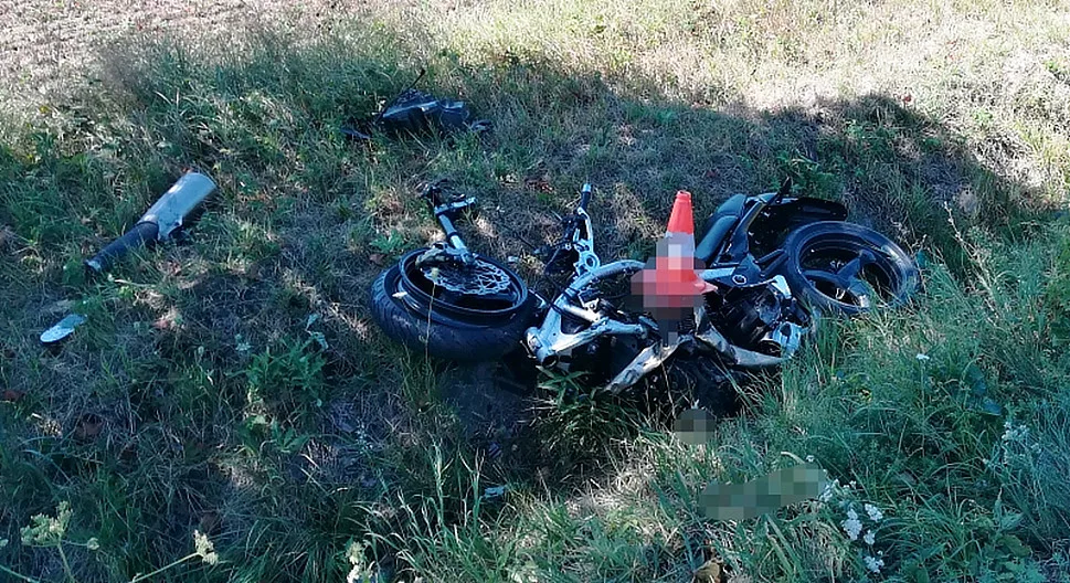 Mezi Hlubokou nad Vltavou a Municemi se dnes, v sobotu 11. srpna, dopoledne čelně srazili dva motorkáři. Oba dva bohužel zemřeli.
