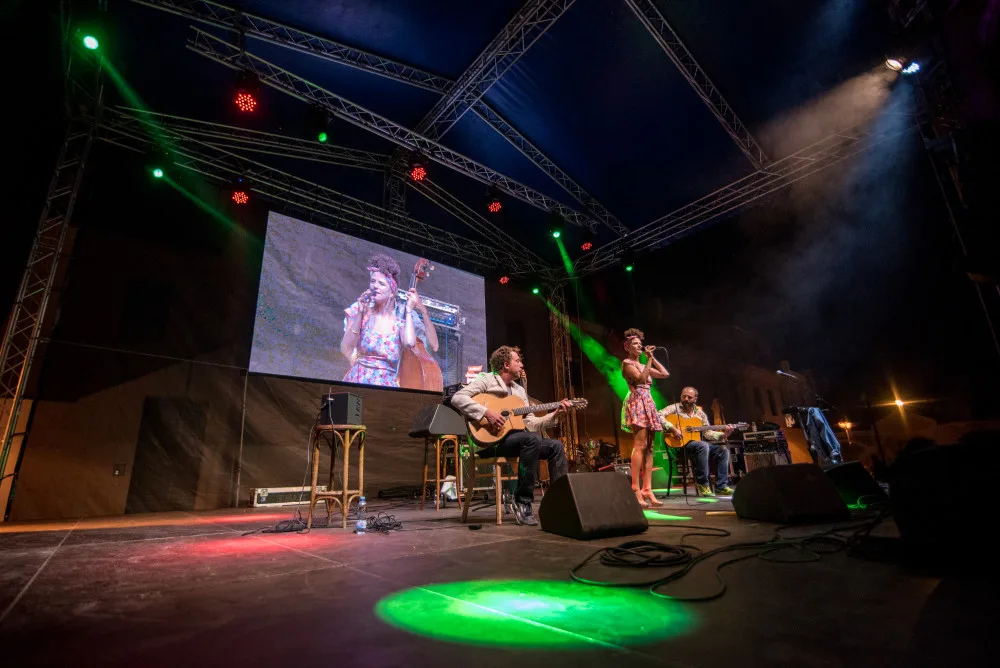 Měla to být příjemná tečka letošního Jihočeského jazzového festivalu, který se konal v pátek 10. a v sobotu 11. srpna na Piaristickém náměstí v Českých Budějovicích… Nakonec to bylo něco víc. Cyrille Aimée dokázala, že headlinerem této tradiční akce.