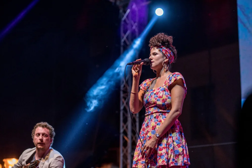 Měla to být příjemná tečka letošního Jihočeského jazzového festivalu, který se konal v pátek 10. a v sobotu 11. srpna na Piaristickém náměstí v Českých Budějovicích… Nakonec to bylo něco víc. Cyrille Aimée dokázala, že headlinerem této tradiční akce.