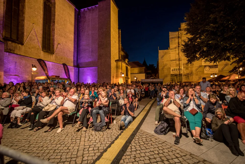 Měla to být příjemná tečka letošního Jihočeského jazzového festivalu, který se konal v pátek 10. a v sobotu 11. srpna na Piaristickém náměstí v Českých Budějovicích… Nakonec to bylo něco víc. Cyrille Aimée dokázala, že headlinerem této tradiční akce.