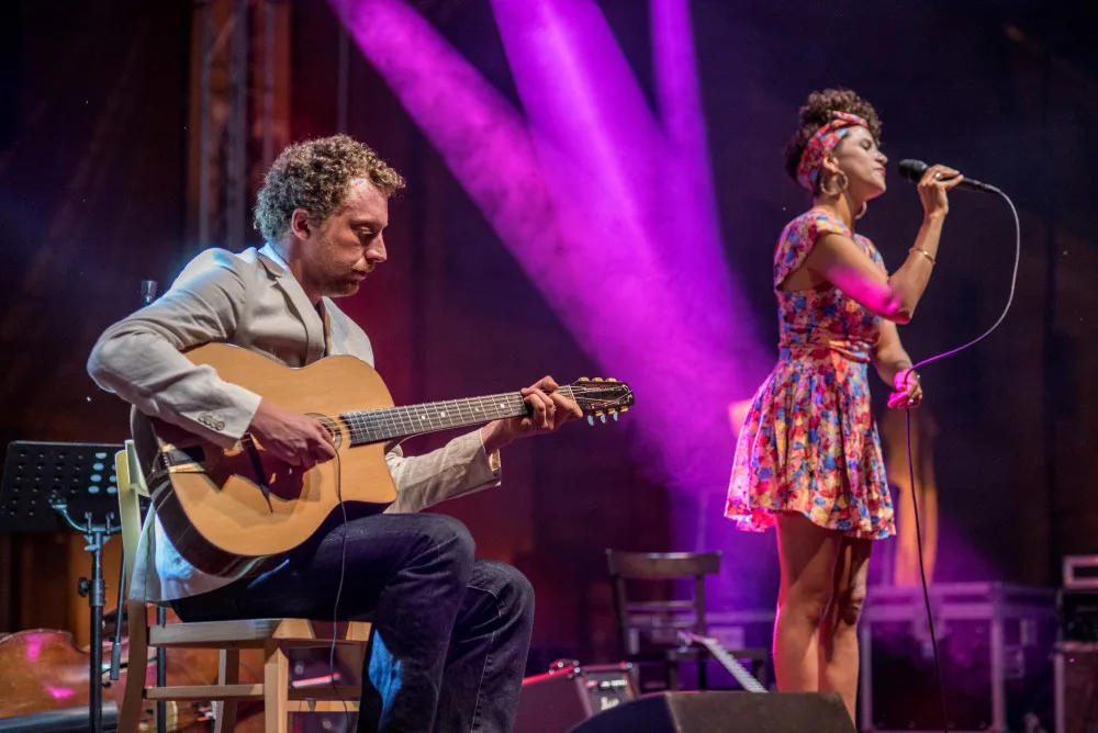 Měla to být příjemná tečka letošního Jihočeského jazzového festivalu, který se konal v pátek 10. a v sobotu 11. srpna na Piaristickém náměstí v Českých Budějovicích… Nakonec to bylo něco víc. Cyrille Aimée dokázala, že headlinerem této tradiční akce.