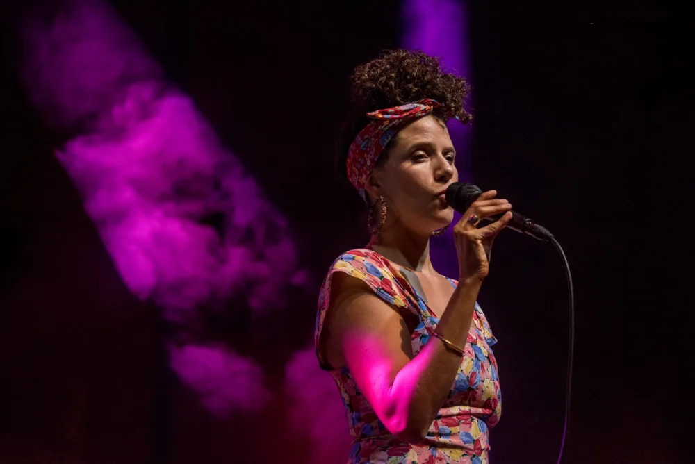 Měla to být příjemná tečka letošního Jihočeského jazzového festivalu, který se konal v pátek 10. a v sobotu 11. srpna na Piaristickém náměstí v Českých Budějovicích… Nakonec to bylo něco víc. Cyrille Aimée dokázala, že headlinerem této tradiční akce.