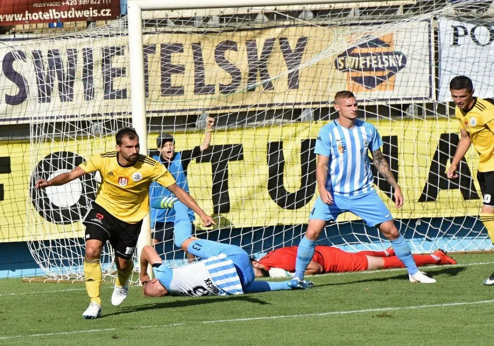 Fotbalisté českobudějovického Dynama (ve žlutočerném) porazili ve čtvrtém kole Fortuna: Národní liga Prostějov 3:1.