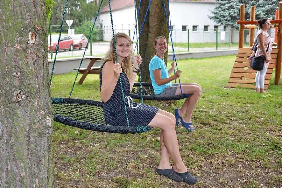 Ukradené houpačky.