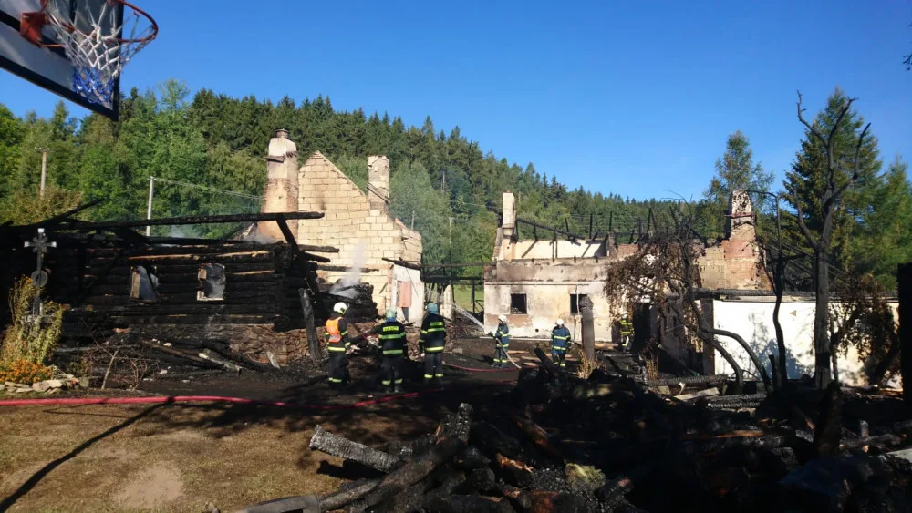 Památkově chráněný rekreační objekt Královácký dvorec U Babků na Prachaticku dnes, v pondělí 13. srpna, ráno shořel.