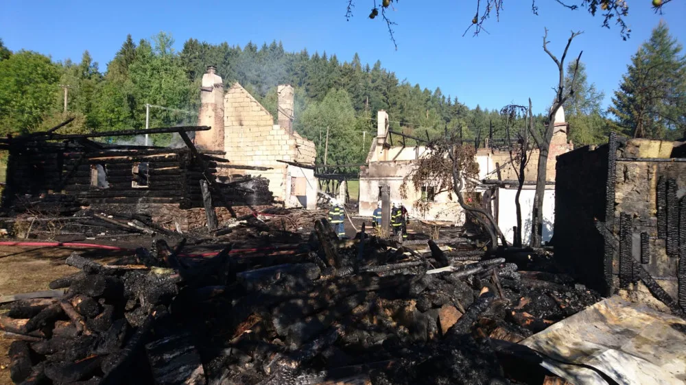 Památkově chráněný rekreační objekt Královácký dvorec U Babků na Prachaticku dnes, v pondělí 13. srpna, ráno shořel.