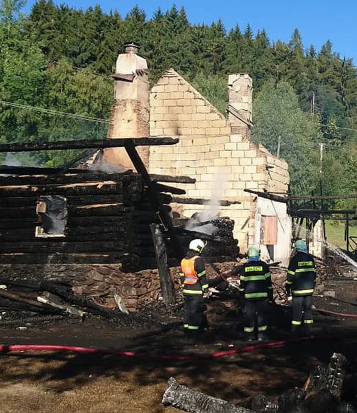 Památkově chráněný rekreační objekt Královácký dvorec U Babků na Prachaticku dnes, v pondělí 13. srpna, ráno shořel.