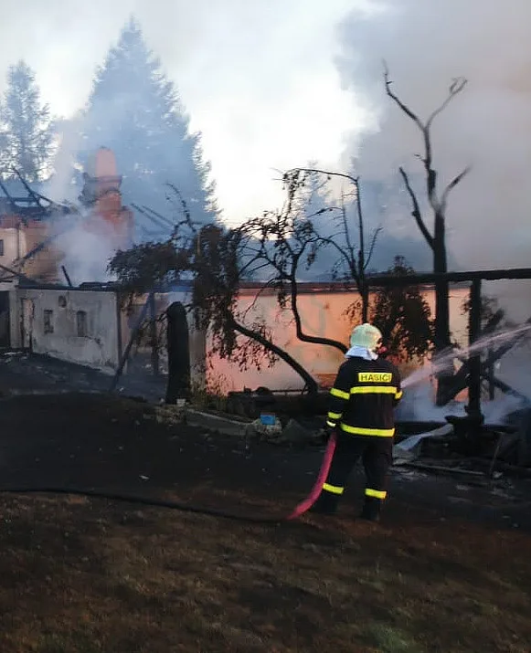 VPamátkově chráněný rekreační objekt Královácký dvorec U Babků na Prachaticku dnes, v pondělí 13. srpna, ráno shořel.