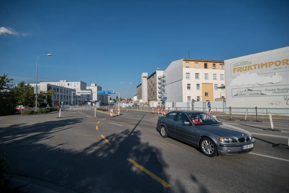 Práce na teplárenských horkovodech ovlivnily dopravu v budějcké Mánesově ulici.