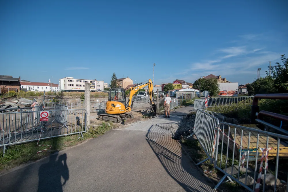Práce na teplárenských horkovodech u nádraží v Českých Budějovicích.