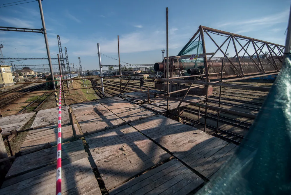 Práce na teplárenských horkovodech v areálu vlakového nákladového nádraží, a v délce 442 metrů přes tento areál.