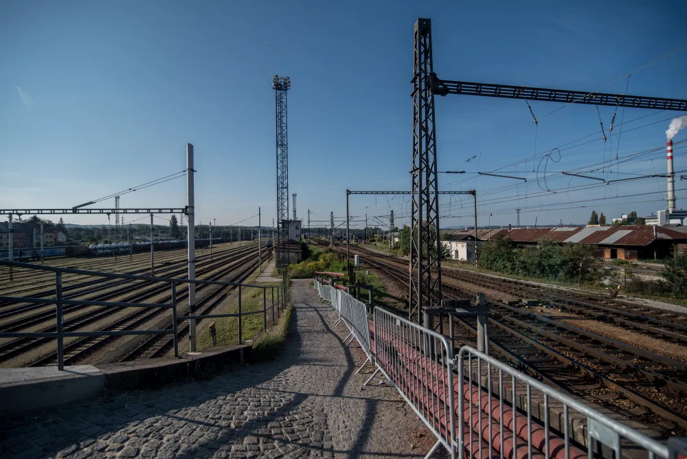 Práce na teplárenských horkovodech v areálu vlakového nákladového nádraží, a v délce 442 metrů přes tento areál.