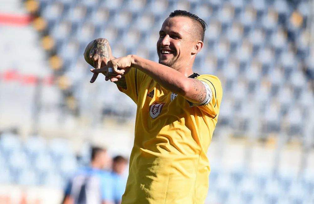 Áčko, které českobudějovický fotbalista Jiří Kladrubský signalizuje na úvodní fotce, značí asistenci u první trefy Davida Ledeckého v utkání čtvrtého kola Fortuna: Národní ligy s Prostějovem.