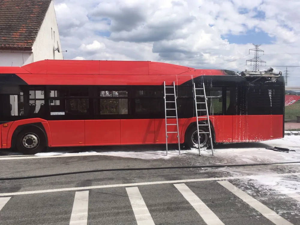 V Hrdějcích hořel autobus městské hromadné dopravy