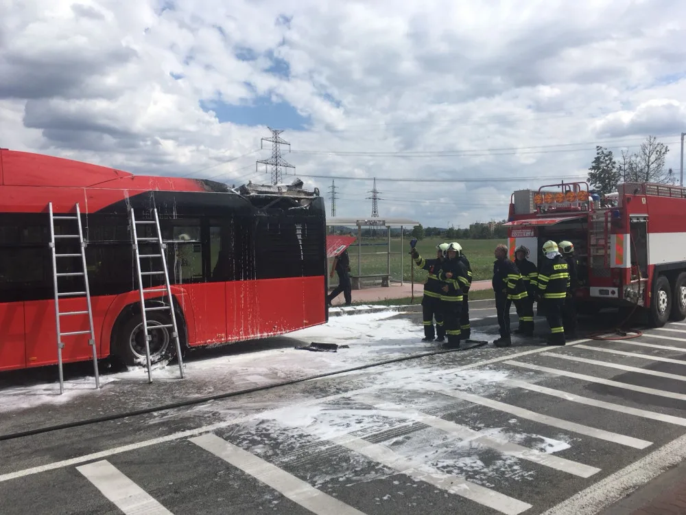 V Hrdějcích hořel autobus městské hromadné dopravy