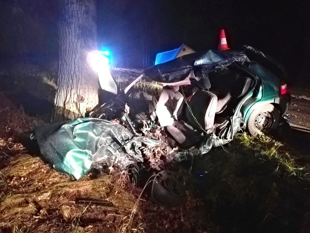 Při dopravní nehodě u Třeboně zemřel po čelním střetu s kamionem řidič osobního auta.