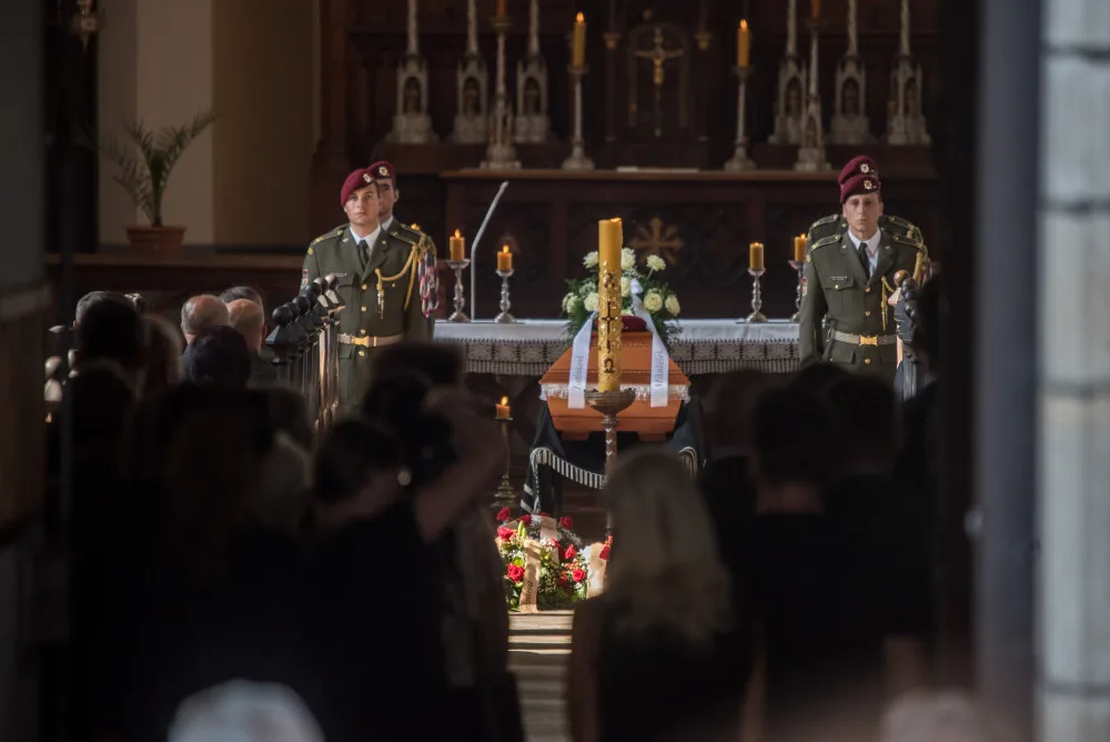 V Hluboké nad Vltavou se lidé loučí s padlým vojákem Kamilem Benešem