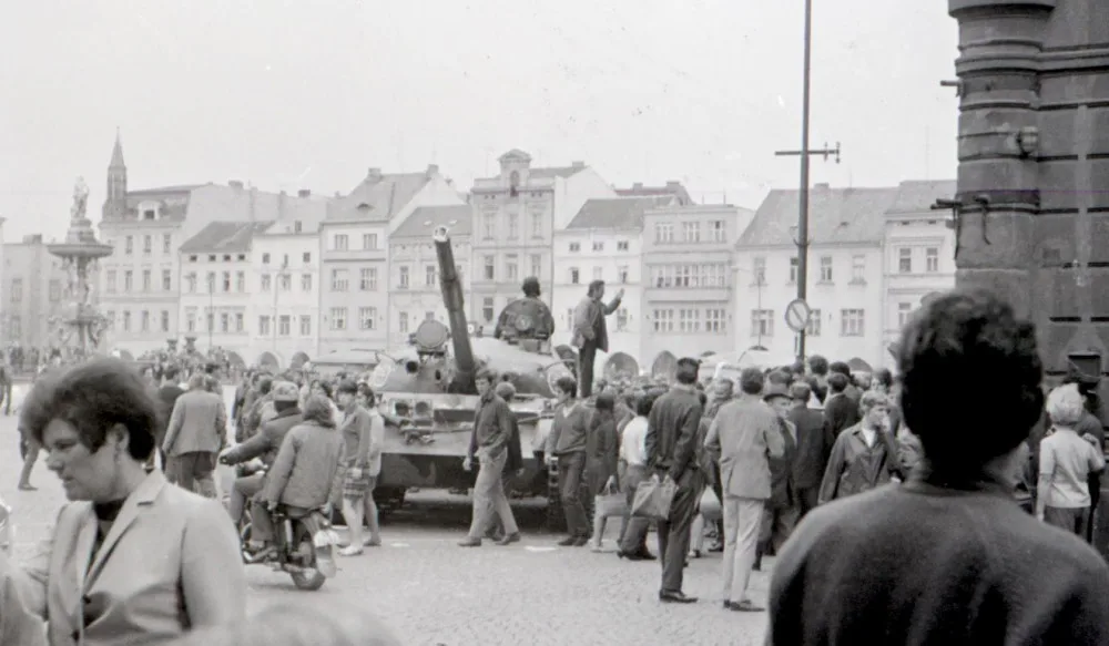 Ruský tank na náměstí před Včelou.  Na tanku stojí civilista, ale není patrné je-.li to našinec. Archiv Jan Schinko; Foto Bohumil Štěpánek