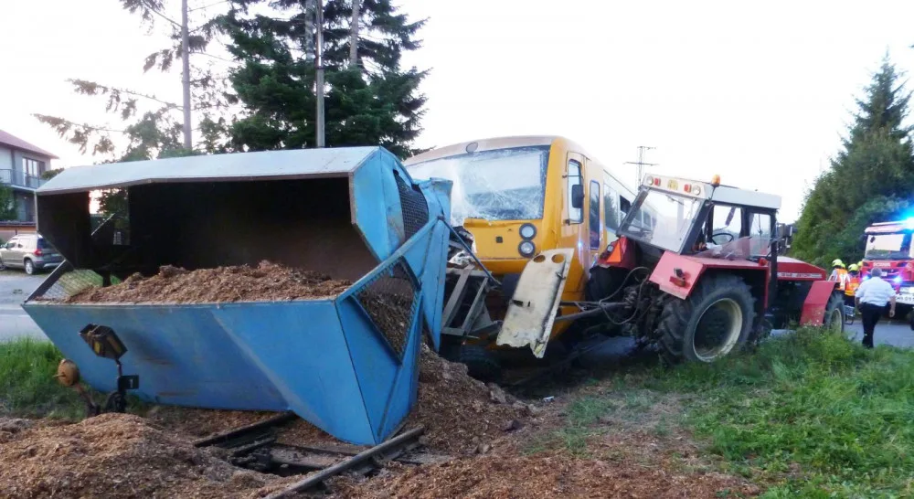 U Čížové na Písecku vykolejil po střetu s traktorem osobní vlak.
