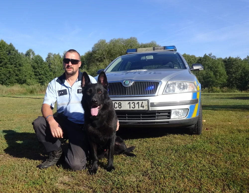 Psovod Lubomír Ábel s policejním psem Gaunerem.