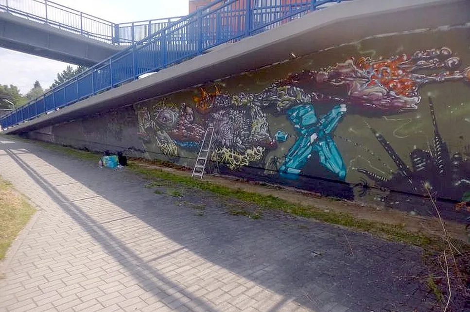 Šestatřicetiletý muž byl hlídkou městské policie přištižen na českobudějovickém nadchodu pro pěší nad Strakonickou ulicí při vytváření graffiti.