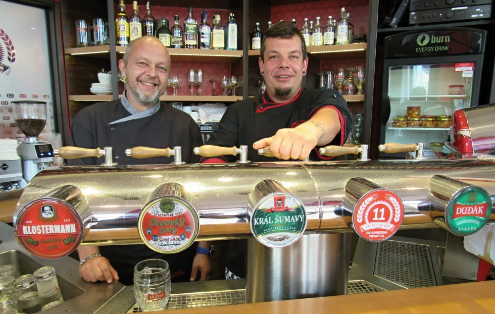Českobudějovickou restauraci Družstevní dům vedou kamarádi Miroslav Beran (vlevo) a David Ondriš (vpravo).