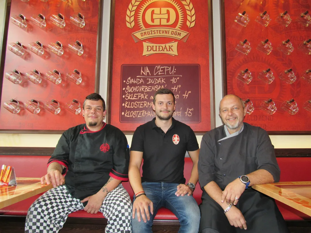 Českobudějovickou restauraci Družstevní dům vedou kamarádi Miroslav Beran (vpravo) a David Ondriš (vlevo). Uprostřed je obchodní zástupce strakonického pivovaru DUDÁK Jan Vondráček.