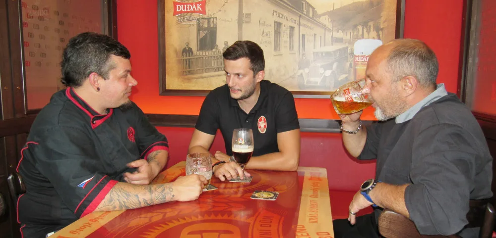 Českobudějovickou restauraci Družstevní dům vedou kamarádi Miroslav Beran (vpravo) a David Ondriš (vlevo). Uprostřed je obchodní zástupce strakonického pivovaru DUDÁK Jan Vondráček.