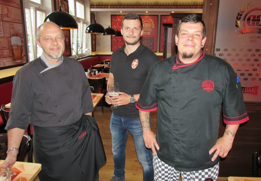 Českobudějovickou restauraci Družstevní dům vedou kamarádi Miroslav Beran (vlevo) a David Ondriš (vpravo). Uprostřed je obchodní zástupce strakonického pivovaru DUDÁK Jan Vondráček.