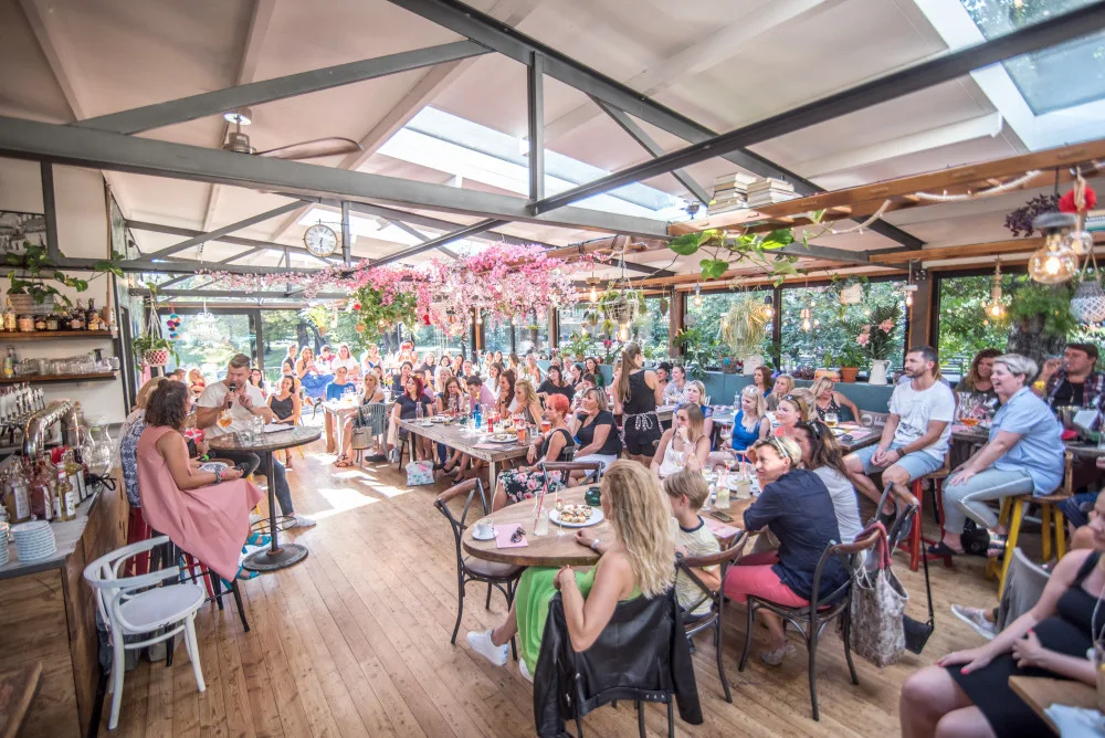 Do Křesla pro hosty v českobudějovické restauraci Paluba usedne herec, moderátor a bavič Petr Nárožný.