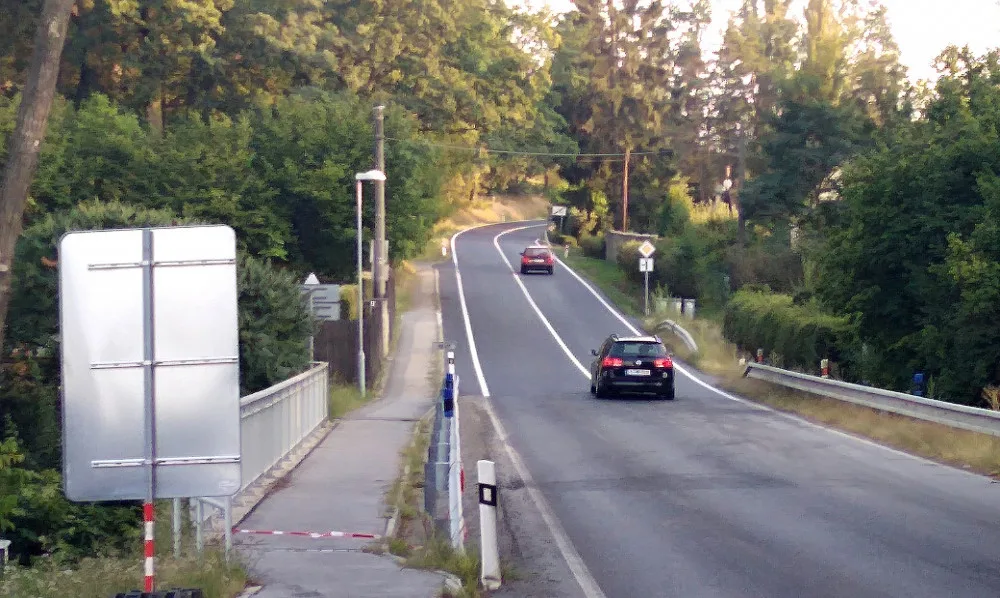 Na nový koberec silnice II/156 řidiči jedoucí z Českých Budějovic najedou několik metrů před koncem Starých Hodějovic.
