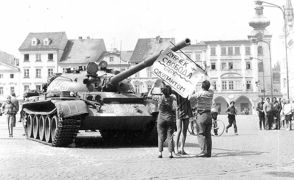 Tank ruských okupantů na českobudějovickém náměstí.