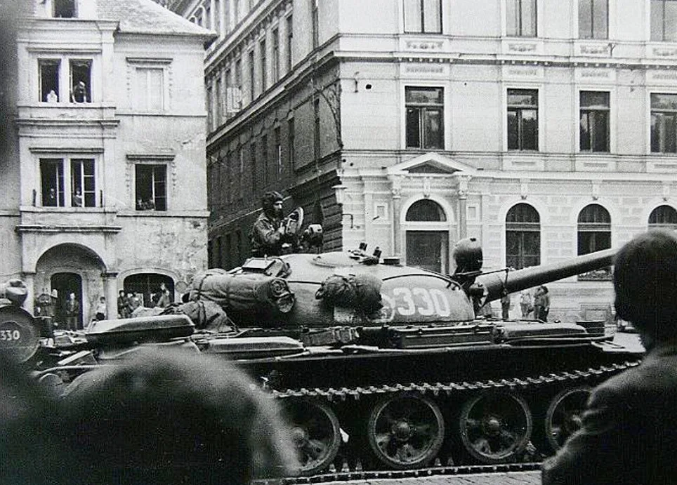 Těžká vojenská technika dorazila 22. srpna 1968 do Českého Krumlova úzkou Horní ulicí.