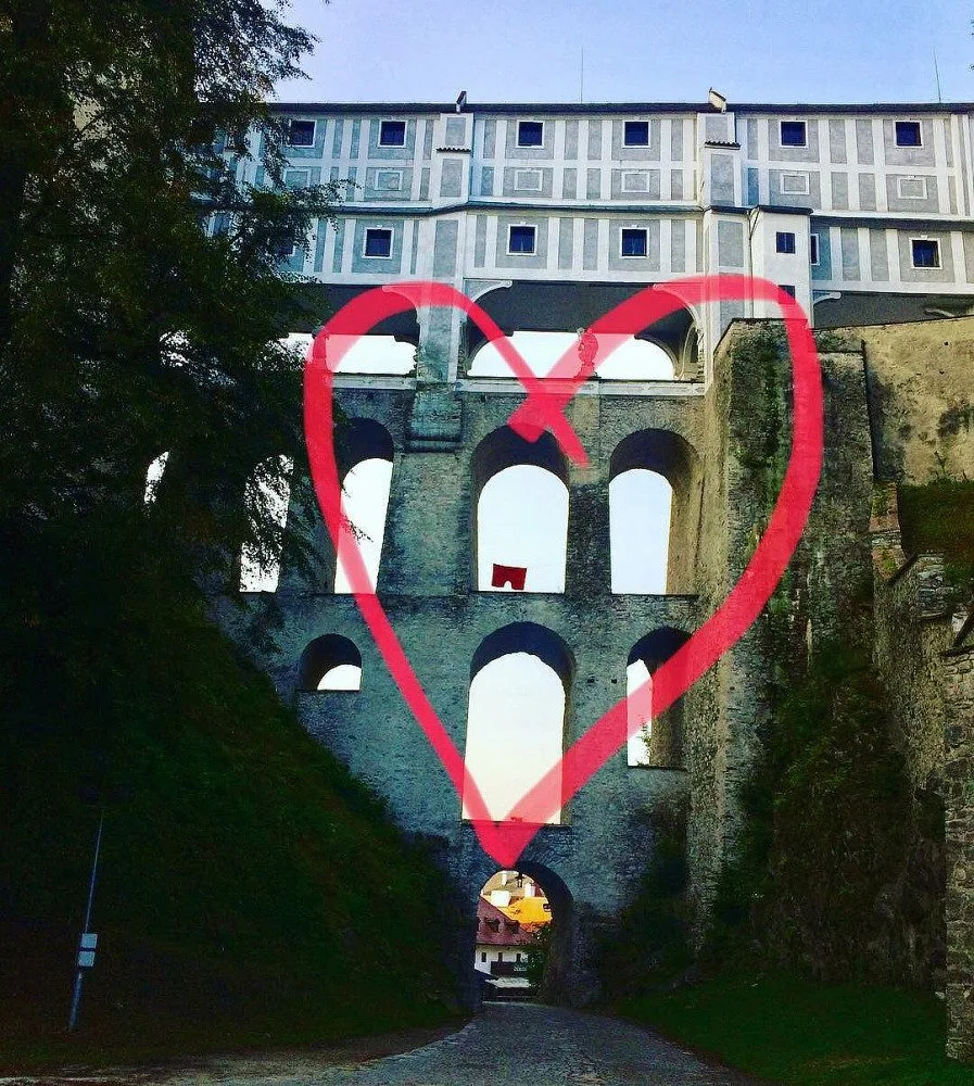 V oblouku českokrumlovského státního hradu a zámku visely obří rudé trenýrky. Zdroj: Instagram Martina Kelbichová