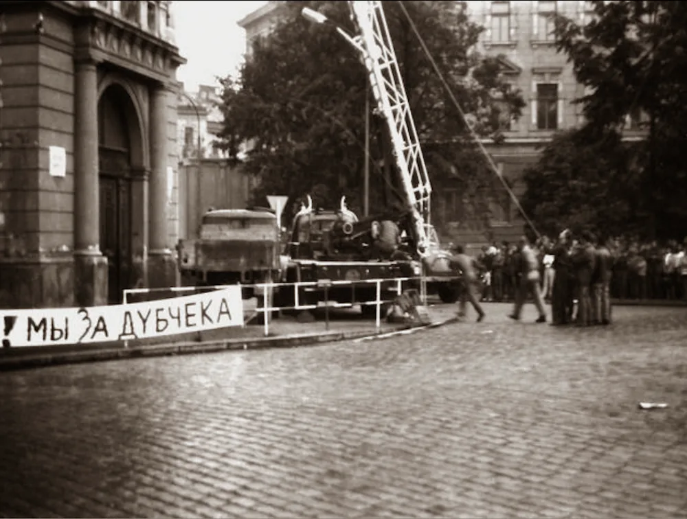Odstraňování neonové rudé hvězdy z průčelí budovy KNV. Málo se ví, že pod rudou hvězdou bylo a je sousoší Austrie, Průmyslu a Zemědělství.