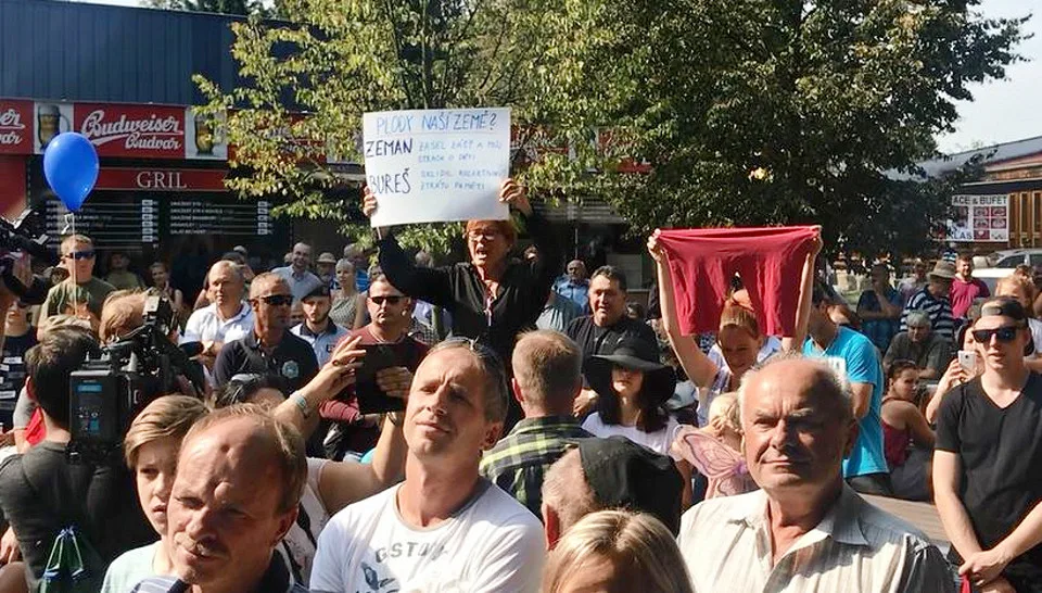 Proti prezidentovi Zemanovi protestovalo při zahájení budějcké Země živitelky několik lidí.