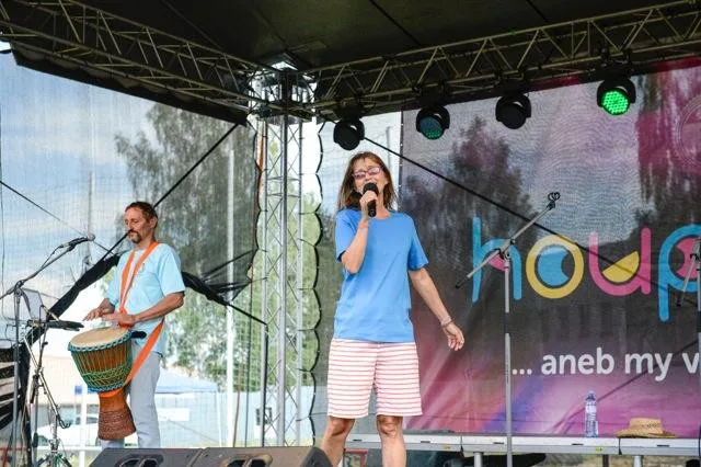Šestý ročník obnoveného charitativního a multižánrového festivalu Houpačka se povedl na výbornou.