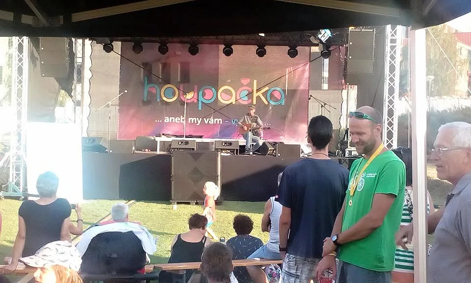 Šestý ročník obnoveného charitativního a multižánrového festivalu Houpačka se povedl na výbornou.