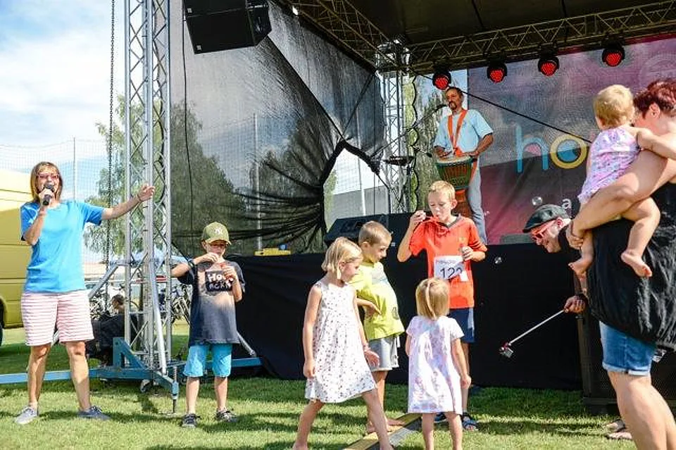Šestý ročník obnoveného charitativního a multižánrového festivalu Houpačka se povedl na výbornou.