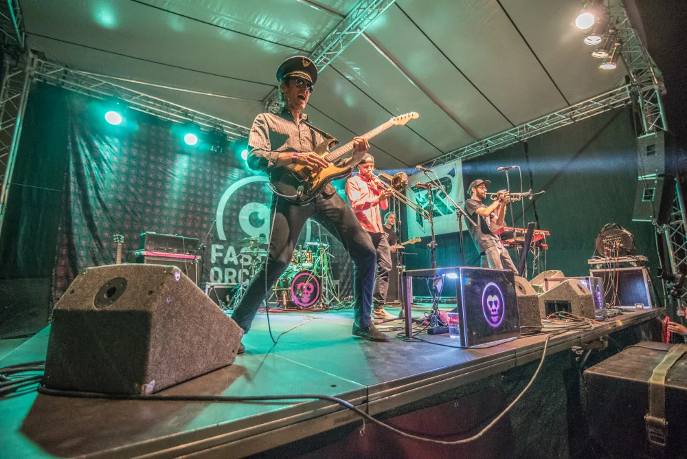 Před budějckým klubem K2 Fast Food Orchestra roztančili snad každého.