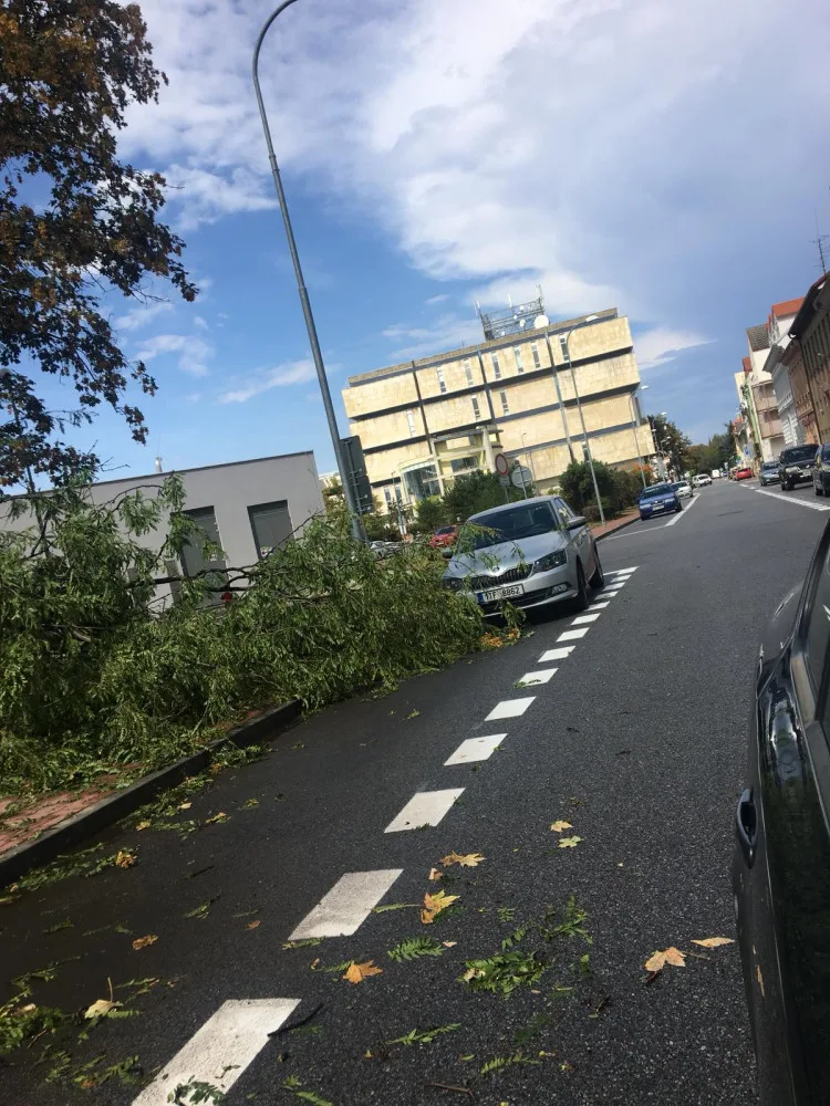 Průtrž mračen doprovázená silnějším větrem se prohnala dnes odpoledne Českými Budějovicemi.