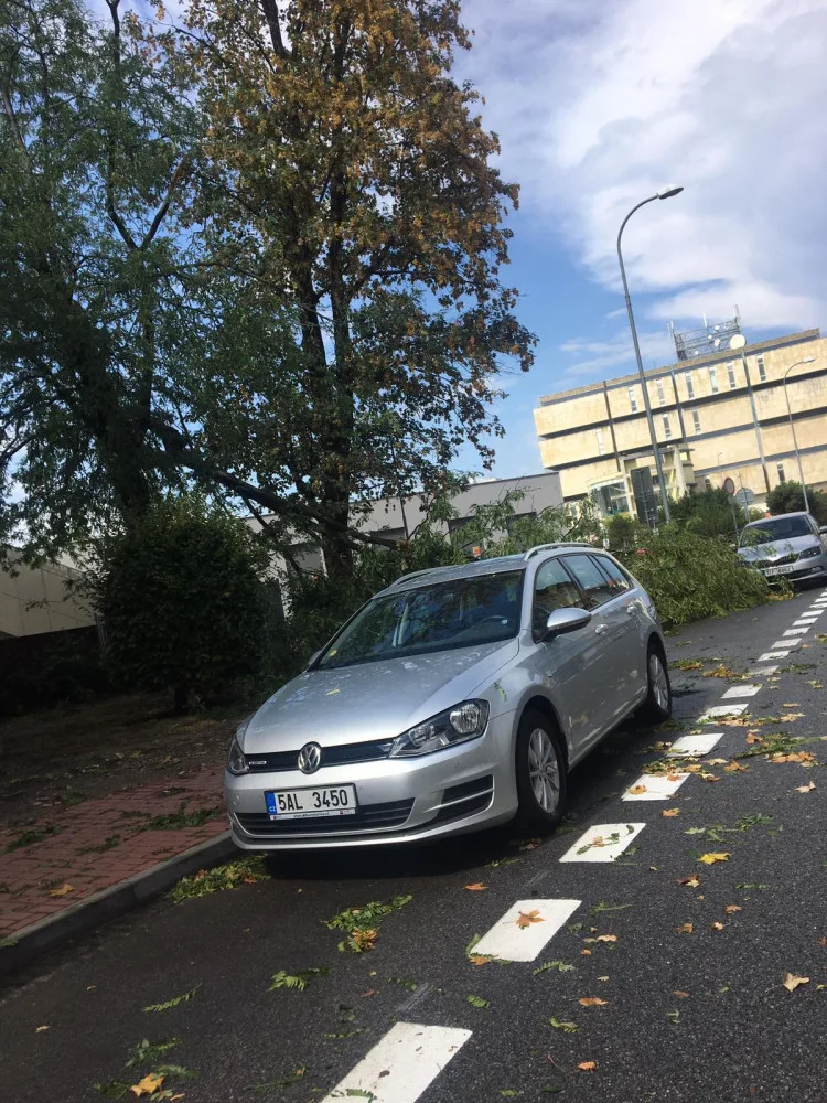 Průtrž mračen doprovázená silnějším větrem se prohnala dnes odpoledne Českými Budějovicemi.