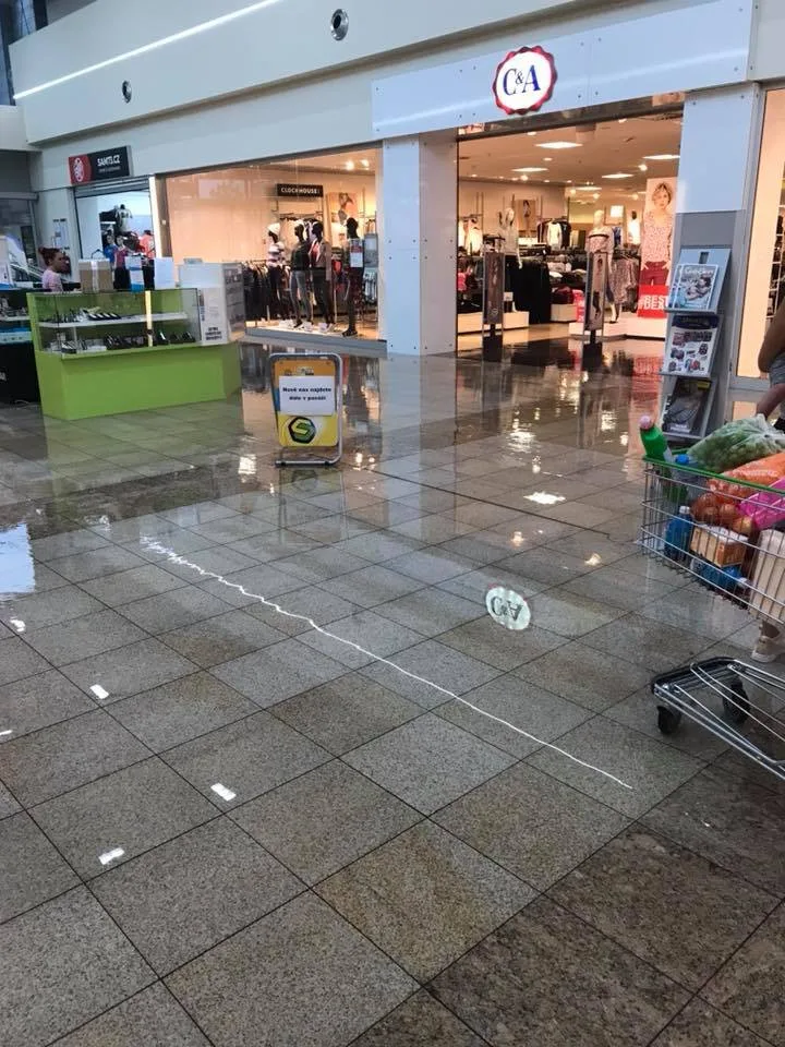 Průtrž mračen doprovázená silnějším větrem se prohnala dnes odpoledne Českými Budějovicemi.