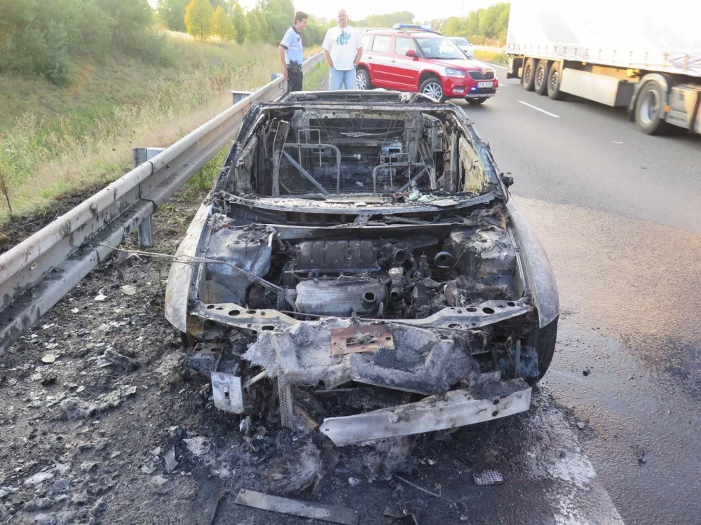 U Písku hořelo auto. Škoda se vyšplhala na dvě stě tisíc korun