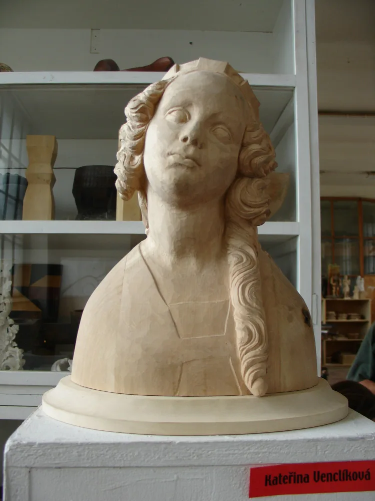 Unikátní busta z lipového dřeva se zachovalou polychromií a zlacením z let 1370 - 1380, pravděpodobně z rukou řezbáře z Parléřovské huti, byla zachráněna z kostela sv. Linharta v Dolní Vltavici.  Originál sochy je v Alšově jihočeské galerii v Hluboké nad
