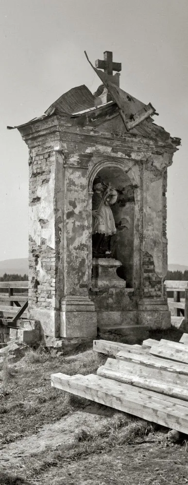 Na historické fotografii je socha sv.Jana Nepomuckého. Foto: Fotoateliér Seidel