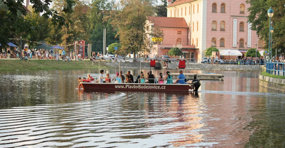 Dvanáct čtenářů Budějcké Drbny se  zadarmo projede lodí.